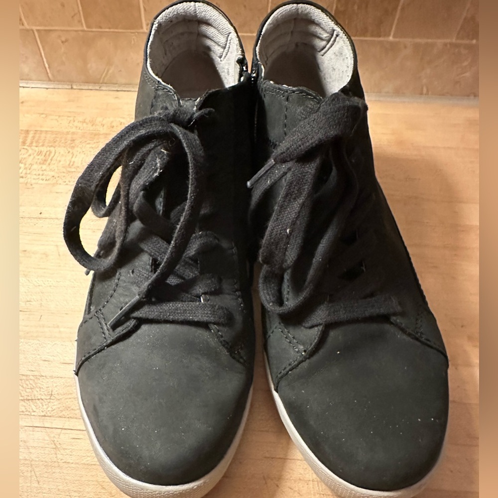 Dansko women’s Onyx Black Milled Hightop Leather Nubuck Sneaker size 39